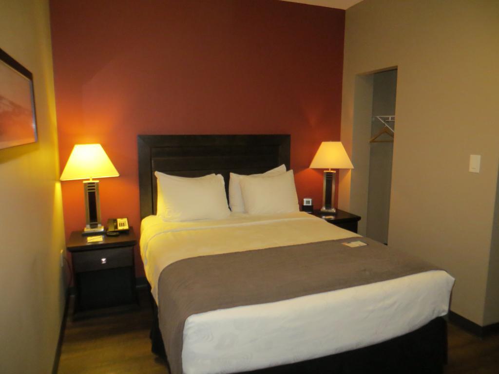 Quality Inn & Suites Саскатун Екстер'єр фото